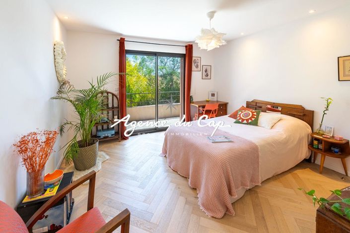 Image No.12-5 Bed Property for sale