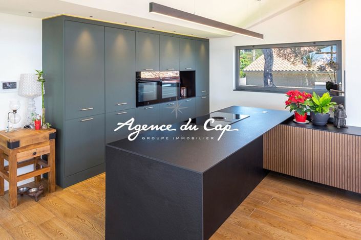 Image No.8-5 Bed Property for sale