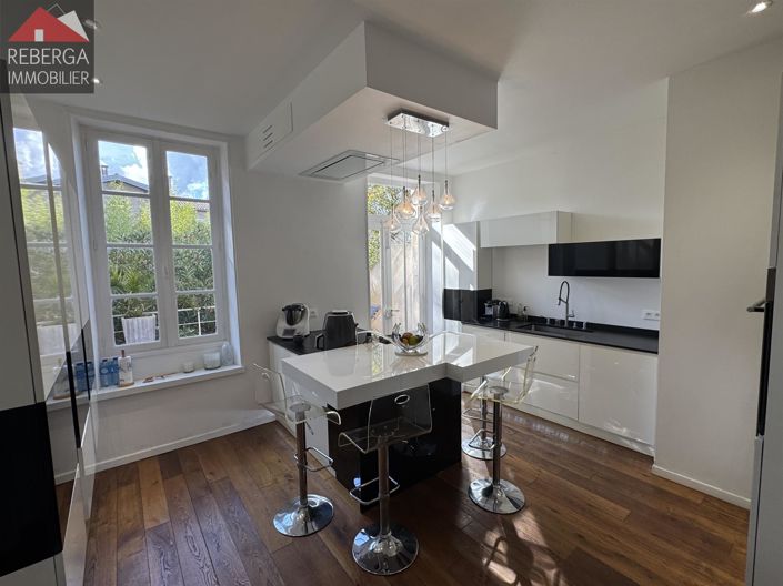 Image No.2-6 Bed House for sale