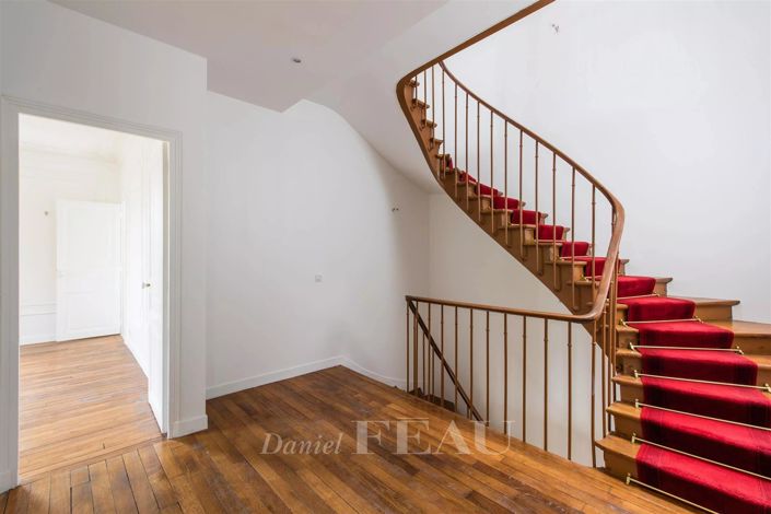 Image No.8-8 Bed House for sale