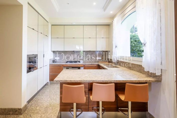 Image No.10-10 Bed House for sale