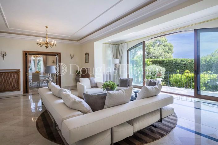 Image No.8-10 Bed House for sale