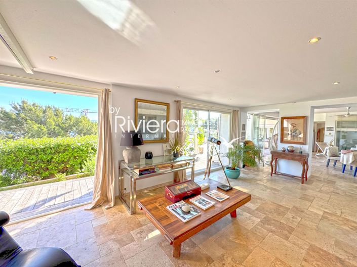 Image No.8-5 Bed House for sale