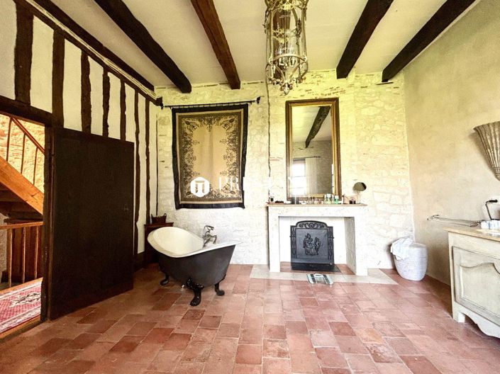 Image No.10-6 Bed Property for sale