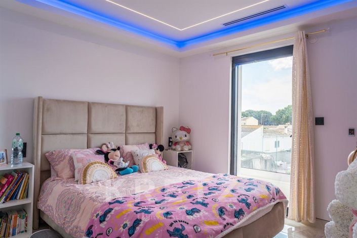 Image No.11-3 Bed Property for sale