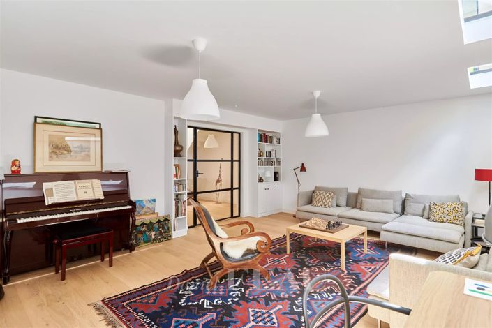 Image No.42-5 Bed House for sale