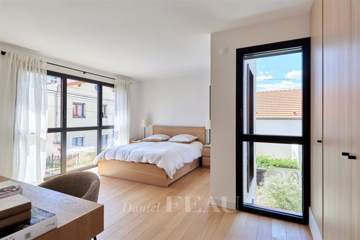 Image No.8-5 Bed House for sale