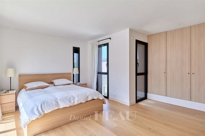 Image No.9-5 Bed House for sale