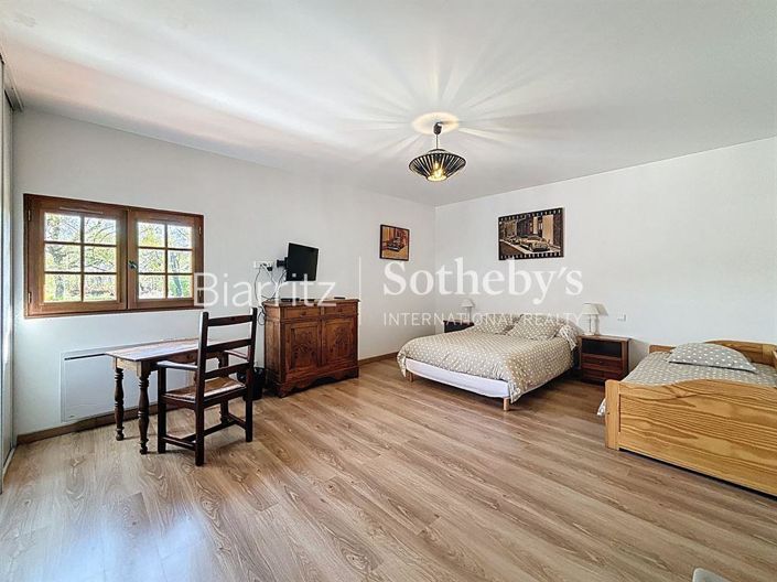 Image No.11-6 Bed House for sale