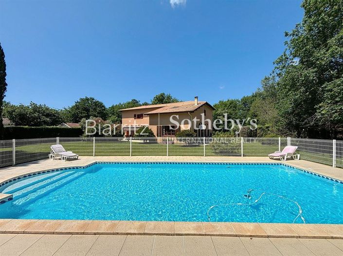 Image No.2-6 Bed House for sale