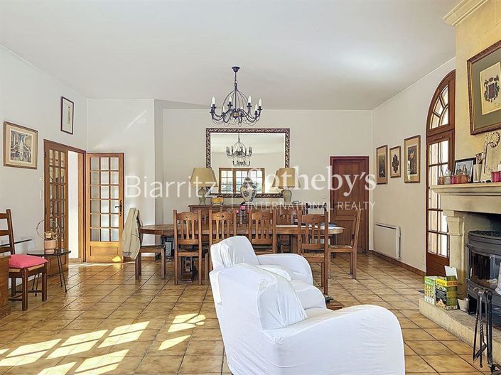 Image No.7-6 Bed House for sale