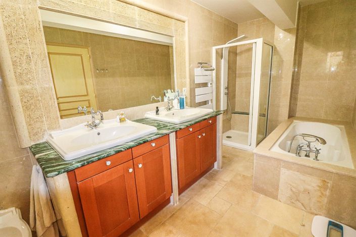 Image No.25-4 Bed House for sale