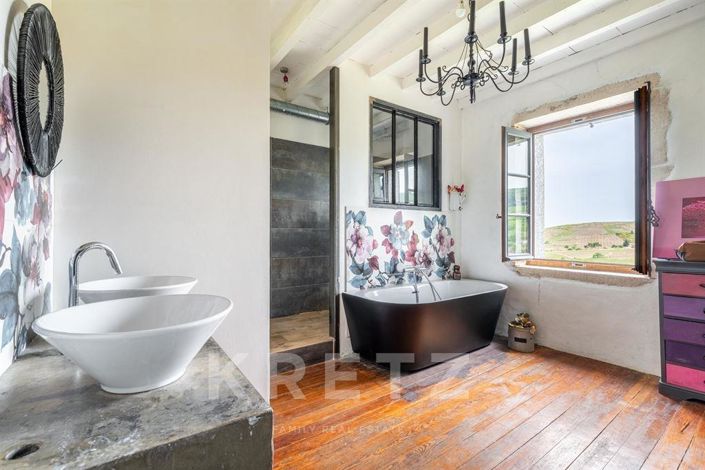 Image No.5-9 Bed House for sale