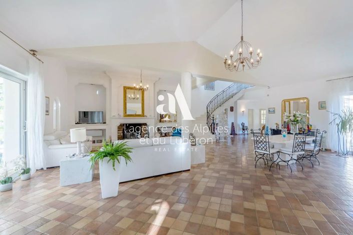 Image No.8-5 Bed House for sale