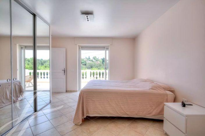 Image No.12-5 Bed House for sale