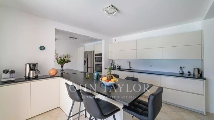 Image No.5-5 Bed House for sale