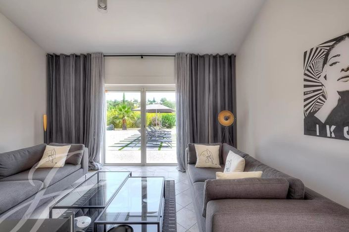 Image No.8-5 Bed House for sale