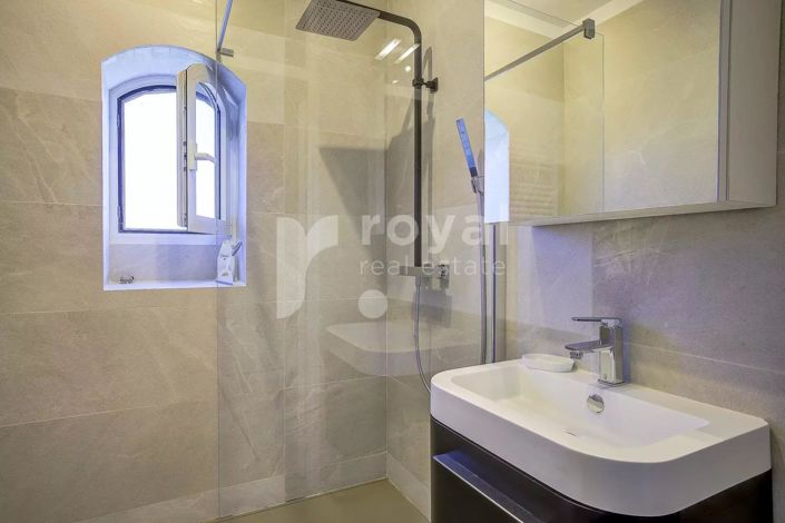 Image No.30-5 Bed House for sale