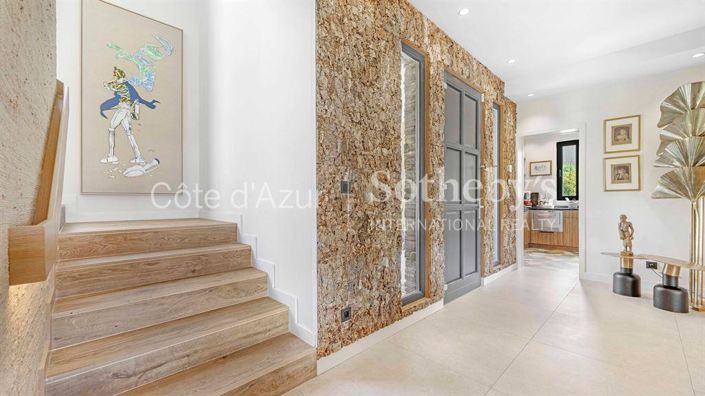 Image No.10-6 Bed Property for sale