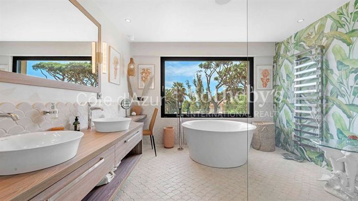 Image No.12-6 Bed Property for sale