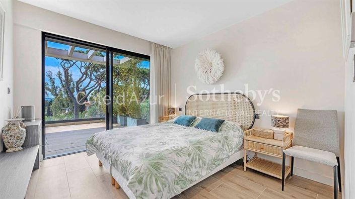 Image No.16-6 Bed Property for sale