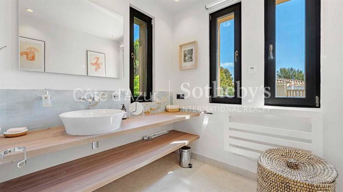 Image No.17-6 Bed Property for sale