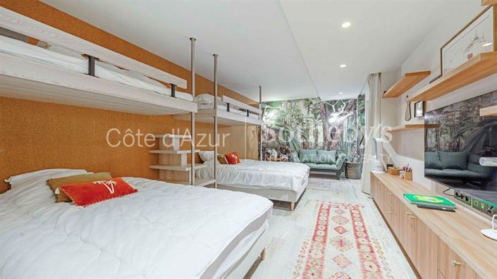 Image No.18-6 Bed Property for sale