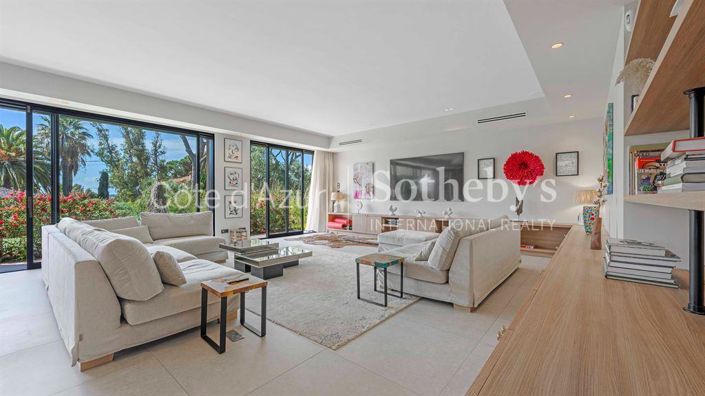 Image No.6-6 Bed Property for sale