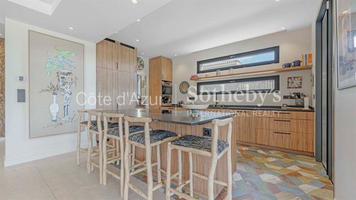 Image No.8-6 Bed Property for sale