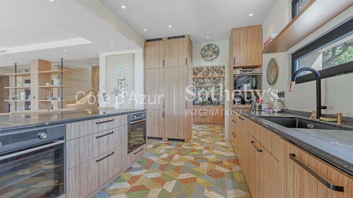 Image No.9-6 Bed Property for sale