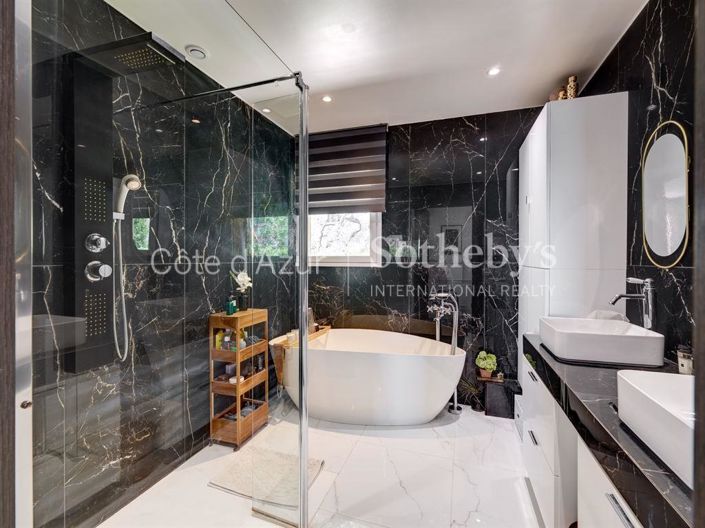 Image No.10-2 Bed Property for sale