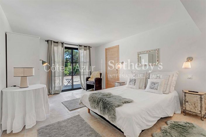 Image No.10-6 Bed Property for sale