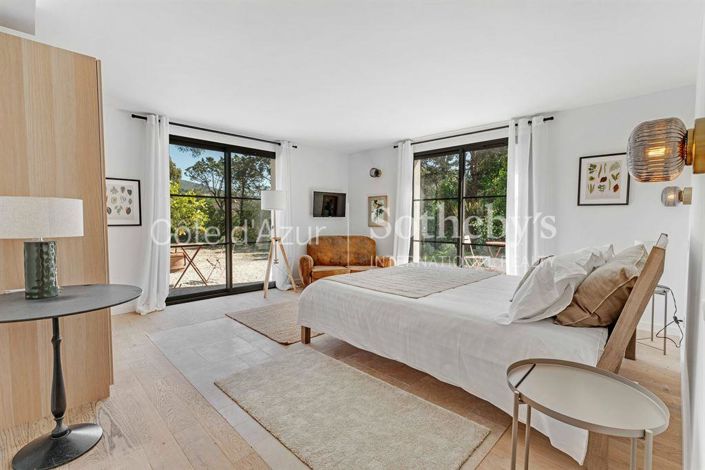 Image No.11-6 Bed Property for sale