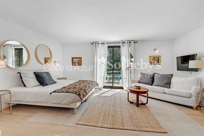 Image No.12-6 Bed Property for sale