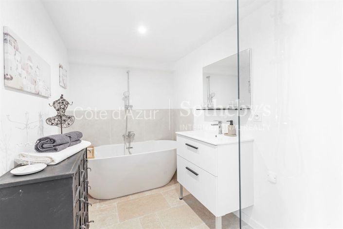 Image No.13-6 Bed Property for sale