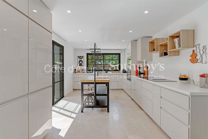 Image No.6-6 Bed Property for sale