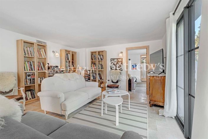 Image No.8-6 Bed Property for sale