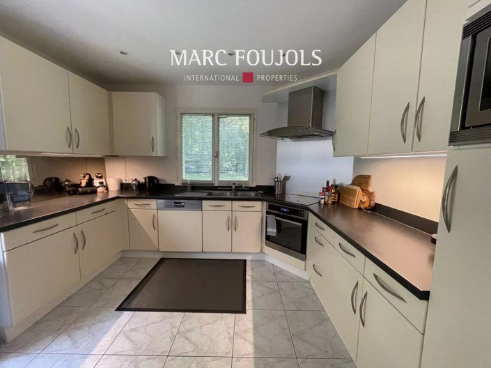 Image No.8-6 Bed House for sale