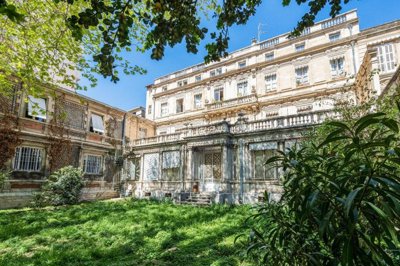 1 - Avignon, Property