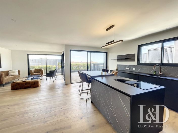 Image No.2-4 Bed House for sale