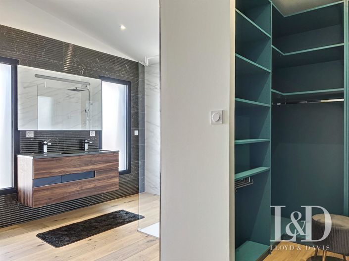 Image No.6-4 Bed House for sale