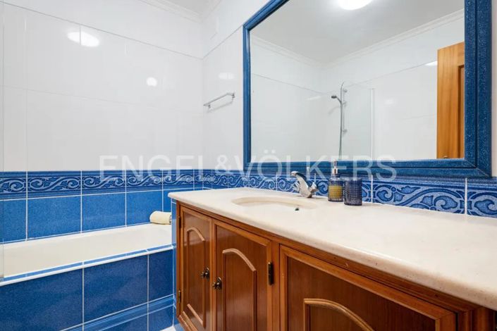 Image No.18-4 Bed House for sale