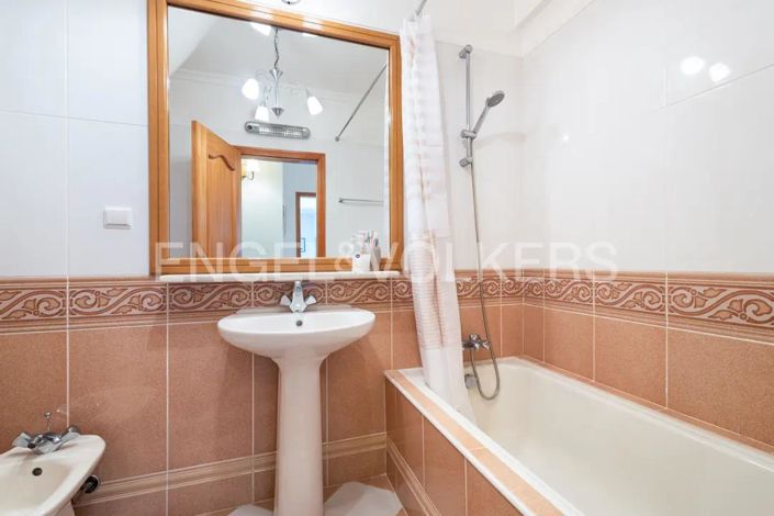 Image No.20-4 Bed House for sale