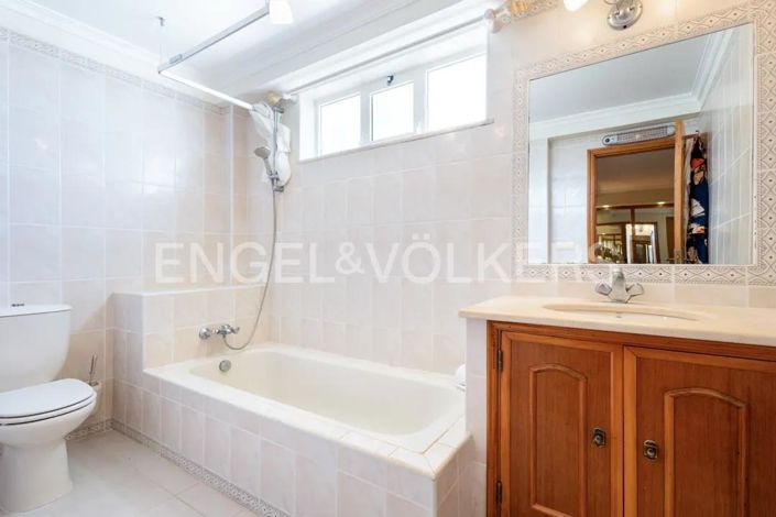 Image No.24-4 Bed House for sale