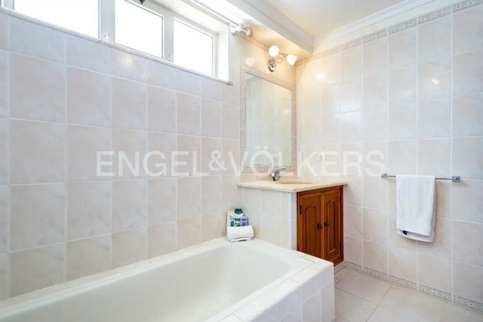 Image No.25-4 Bed House for sale