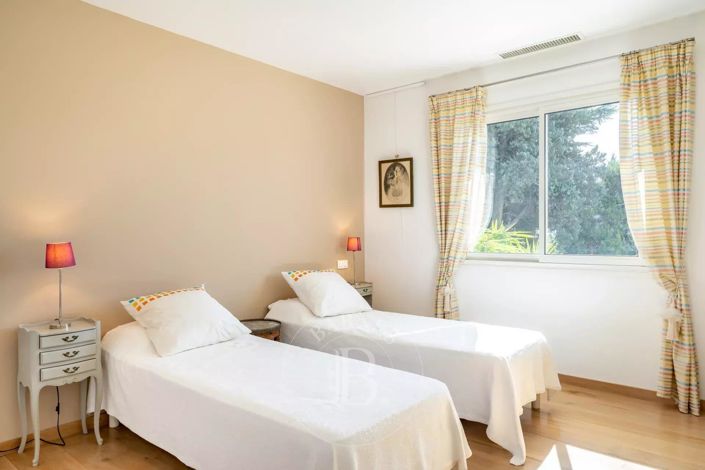 Image No.12-4 Bed House for sale