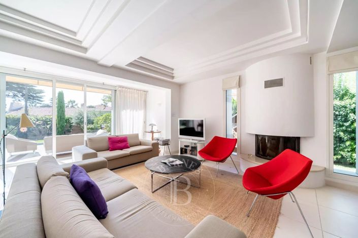 Image No.2-4 Bed House for sale