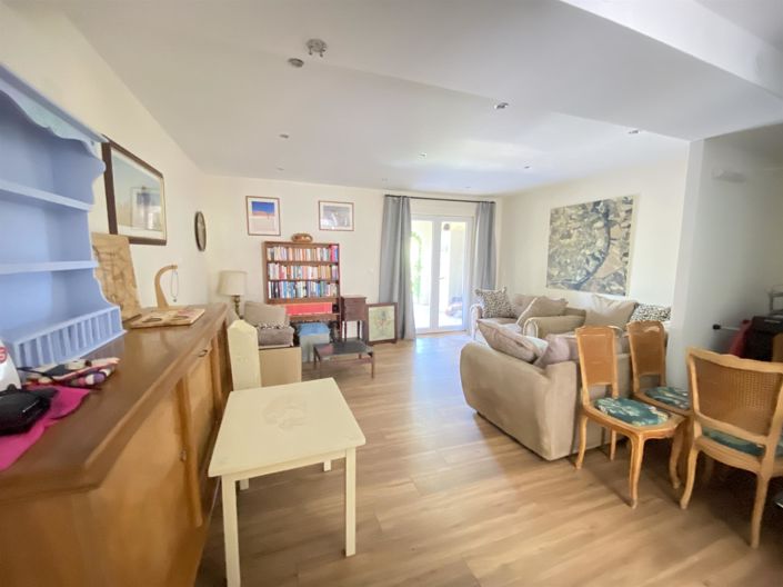 Image No.7-8 Bed House for sale