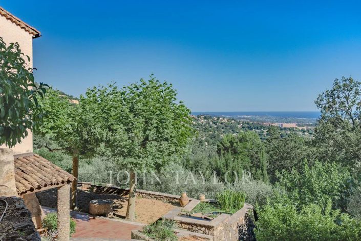 Image No.30-8 Bed House for sale