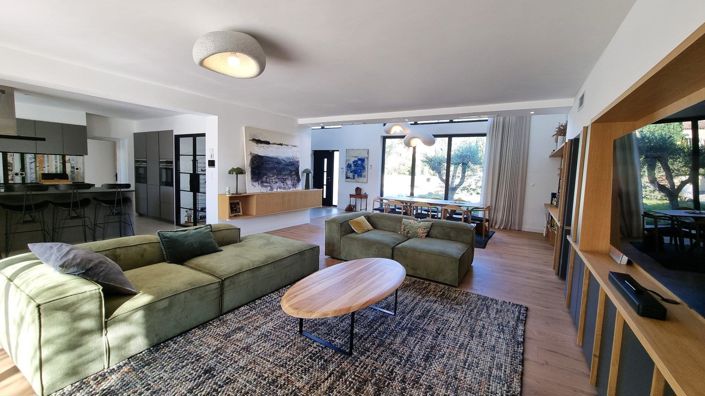 Image No.4-6 Bed House for sale